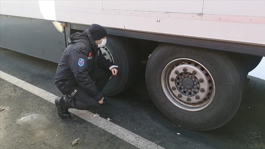 Serbia: Turkish policeman saves migrants from freezing