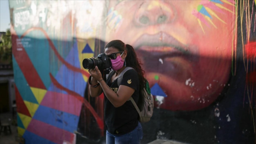Alexa Rochi, la exguerrillera de las Farc que ahora toma fotos en el Congreso y las calles de Colombia