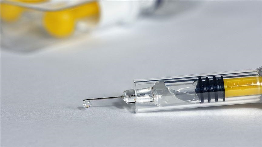 Pekerja medis Singapura menerima suntikan kedua vaksin Covid-19