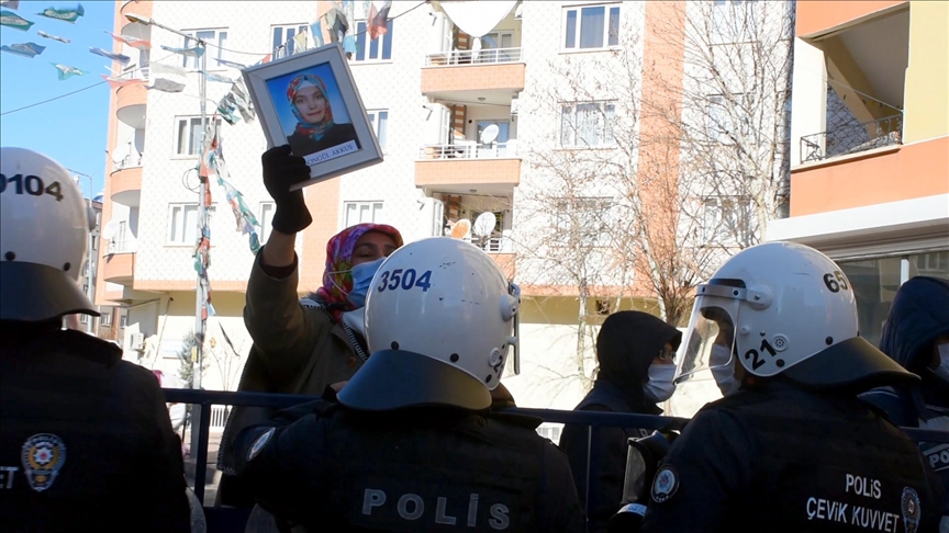 Dayikên Diyarbekirê ji ber îşareta serfiraziyê bertek nîşanî parlamenterê HDPyî dan
