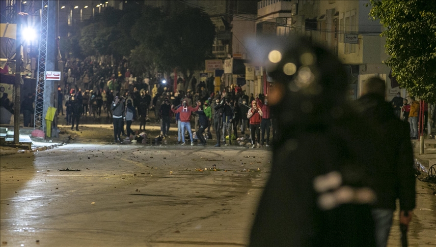 Experts : Les manifestations nocturnes en Tunisie visent à fragiliser le processus démocratique