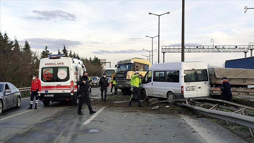 Anadolu Otoyolu'nda iki kişinin yaralandığı zincirleme trafik kazası ulaşımı aksattı