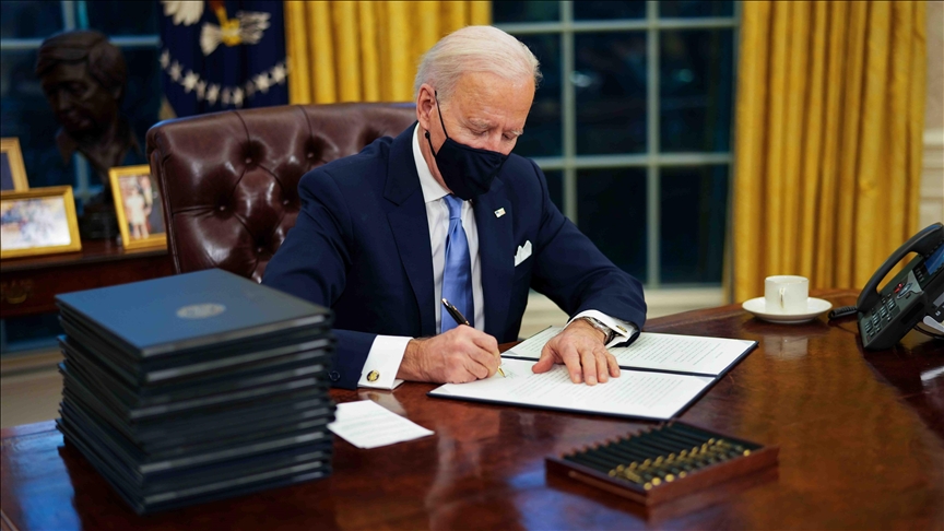 Biden nënshkruan 17 dekrete në ditën e parë të detyrës 