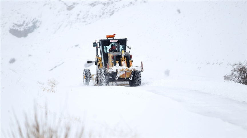 Doğu Anadolu kırsalında karla mücadele ekipleri yoğun mesai yapıyor