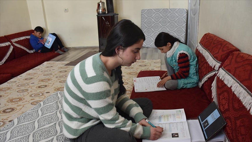 Hakkari'de öğrenciler MEB tarafından gönderilen tabletlerle uzaktan eğitime erişim sağlıyor