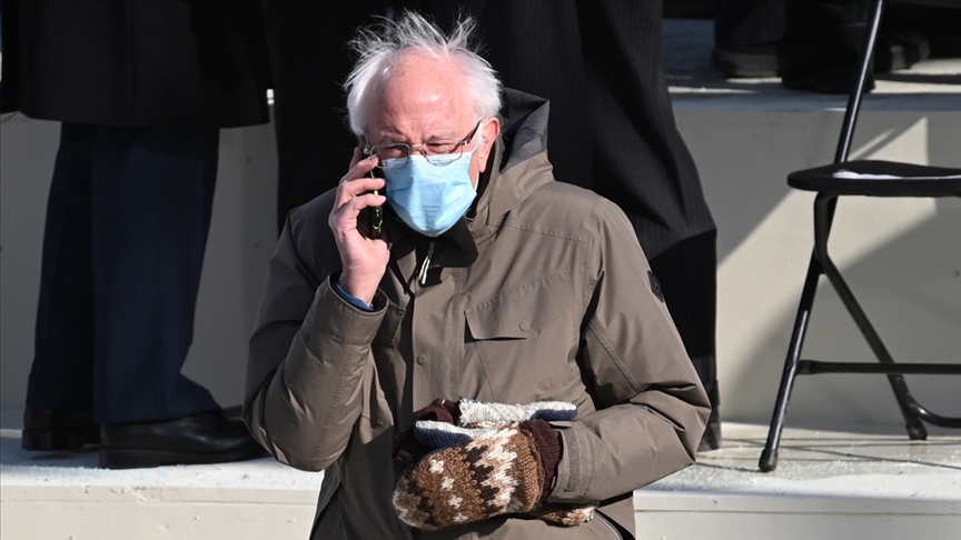 ABD'li Senatör Bernie Sanders'ın Biden'ın yemin törenindeki oturuşu gündemden düşmüyor