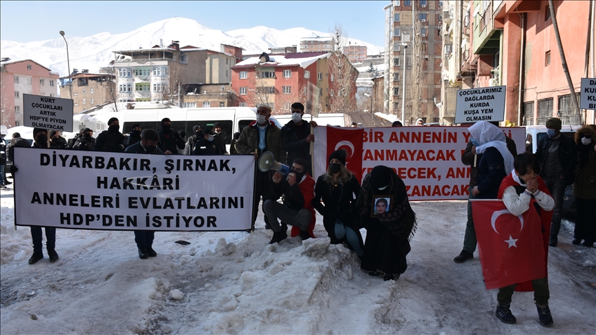 Hakkari'de terör mağduru aileler, HDP İl Başkanlığı önünde eylem yaptı
