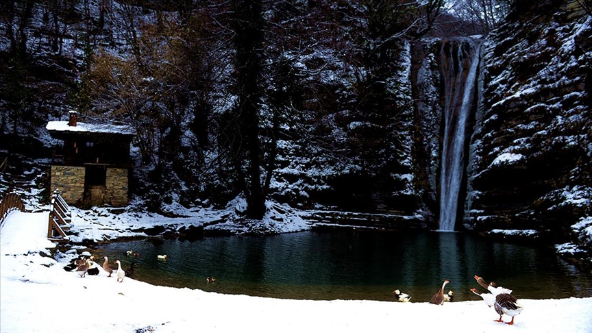 Beyaz gelinliğini giyen Erfelek Tatlıca Şelaleleri ziyaretçilerine görsel şölen sunuyor