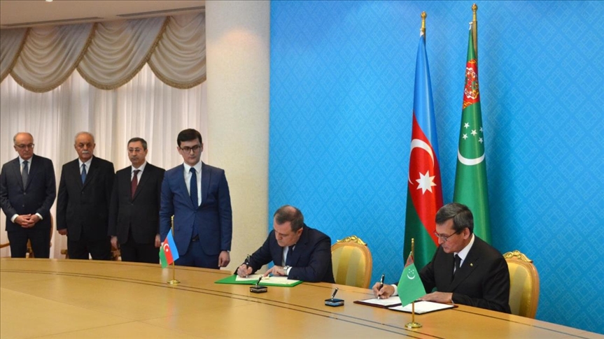 Azerbaijan, Turkmenistan sign deal on Caspian hydrocarbon field