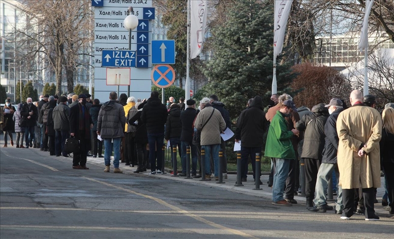 Белград: Граѓаните во редови чекаат за вакцинација против коронавирусот