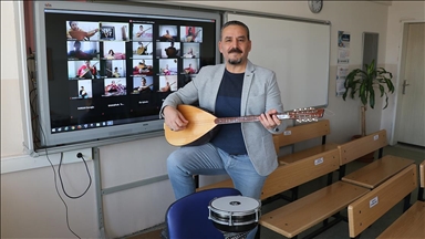 Gönüllü öğretmen bağlama derslerini çevrimiçi ortama taşıdı