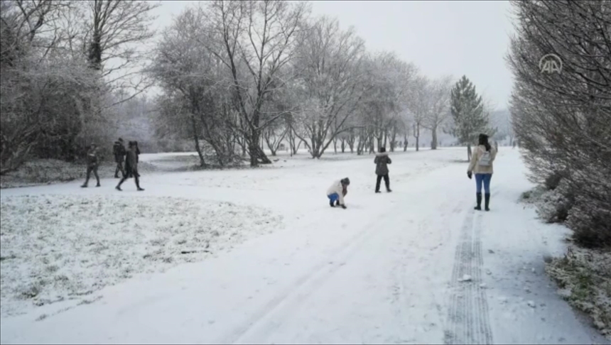 Građani Londona uživaju u snijegu u gradskim parkovima