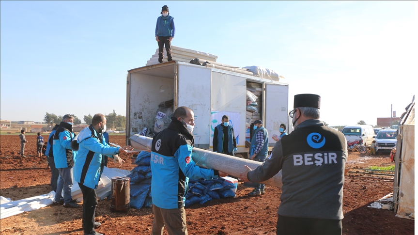 مساعدات تركية إلى النازحين في إدلب السورية