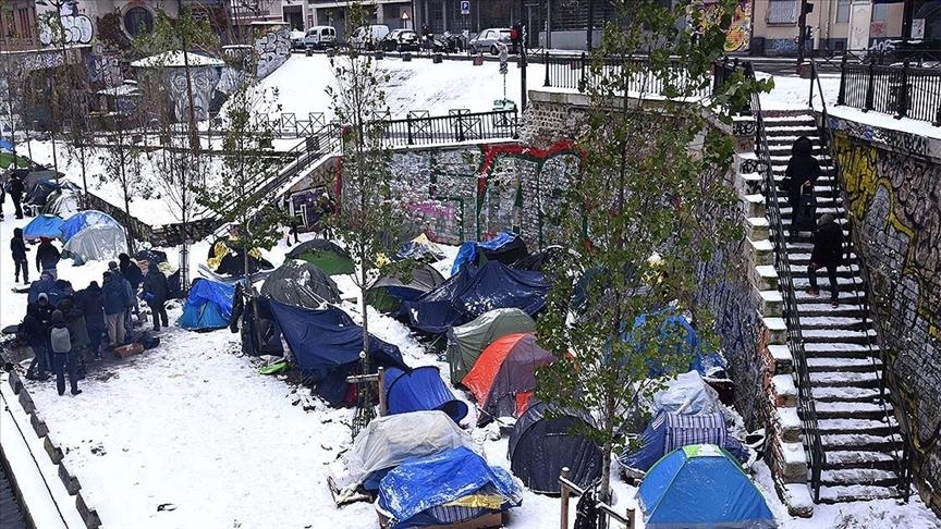 Paris, rreth 150 emigrantë dhe refugjatë mbyllen në një shkollë nga i ftohti