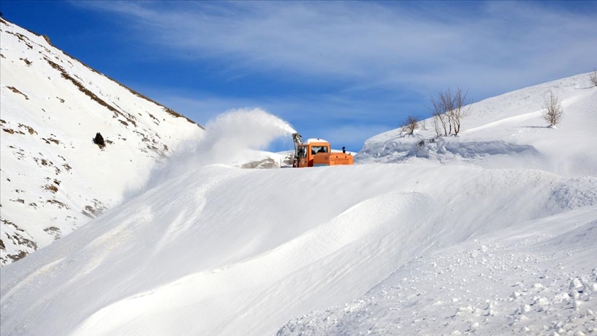 Bitlis'te 'kar kaplanları' zorlu coğrafyada karlı yolları açıyor