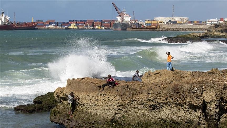 اليمن.. هادي يوجه بتسهيل العمل في ميناء "قنا" النفطي بشبوة
