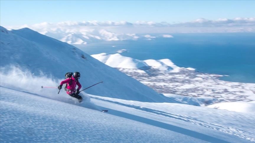 Турција: Туристите, љубители на скијањето, уживаат во прекрасниот поглед од врвот на планината Артос