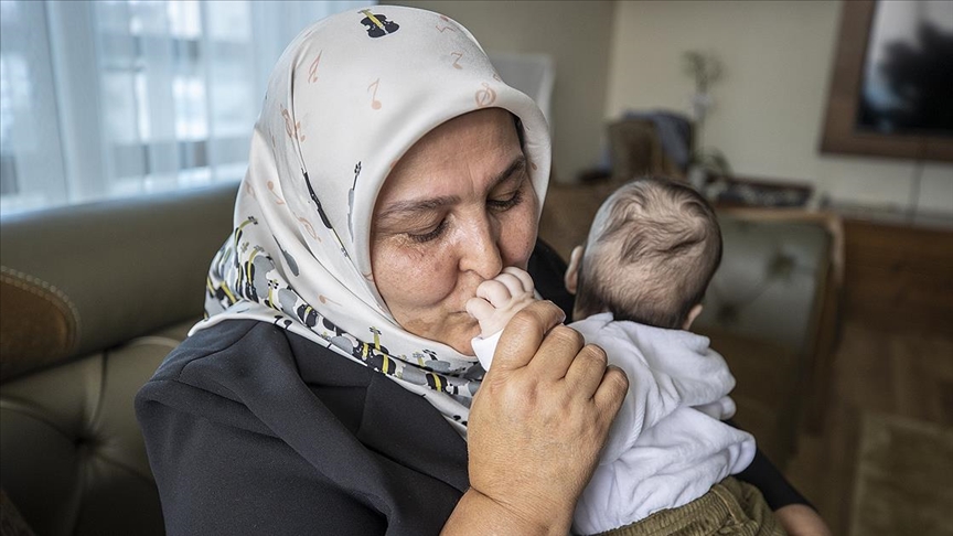 Üç çocuk annesi milletvekili bir çocuğa daha gönlünü açtı