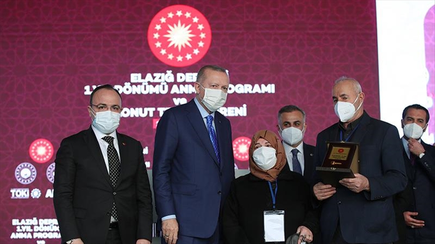 Turkey hands over new houses to quake victims