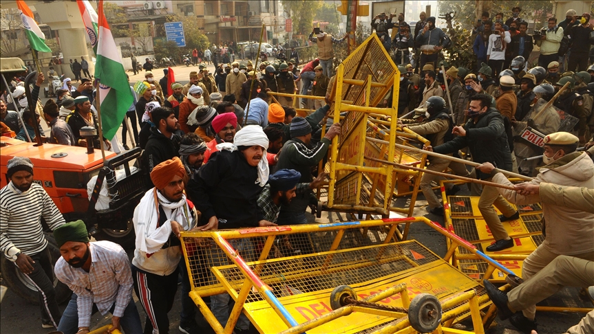 Hindistan'da traktörleriyle eylem yapan çiftçilere polis müdahale etti