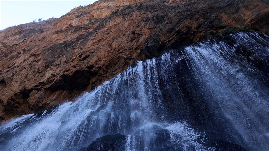 Kar yağışıyla coşan Kayseri'deki 'Türkiye'nin Niagarası' eşsiz manzaralar sunuyor