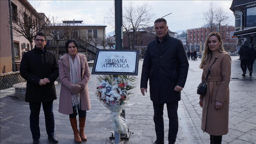 Novi Pazar: Polaganjem cveća na Trgu Srđana Aleksića obeležena godišnjica smrti heroja