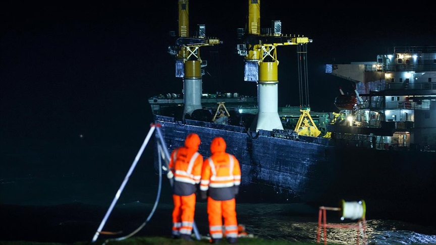 Beykoz açıklarında sürüklenen gemiyi kurtarma çalışmalarına gece saatlerinde ara verildi