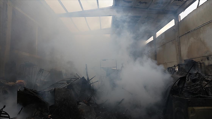 İzmir'de depoda çıktıktan sonra 2 fabrikaya sıçrayan yangın kontrol altına alındı