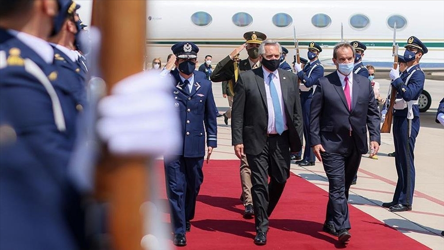 Presidente argentino le sugiere a su homólogo chileno unir esfuerzos para conseguir vacunas