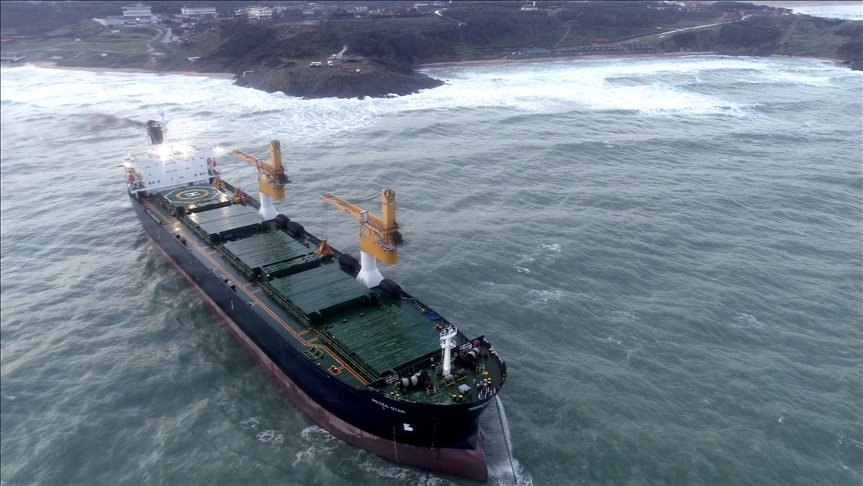 У берегов Стамбула терпит бедствие направляющееся в Россию судно