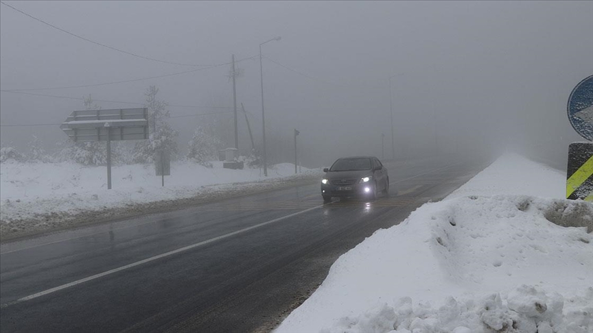 Bolu Dağı'nda kar yağışı ve sis etkili oluyor