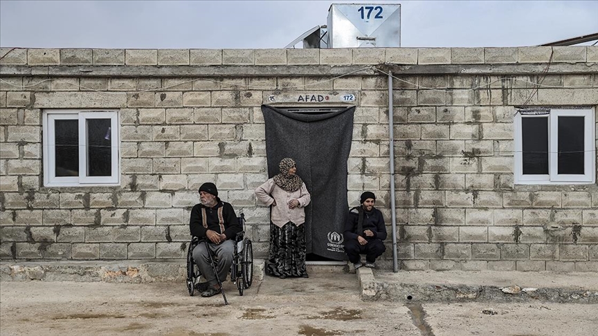Türkiye'de toplanan bağışlar, rejimin saldırılarından kaçan Suriyelilere 'dört duvar' oluyor