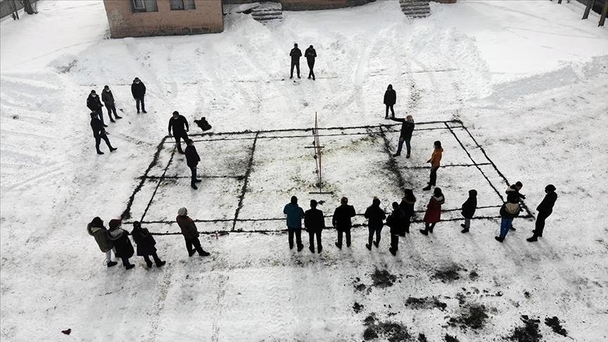 Li Agiriyê xwediyên heywanan piştî qedandina kar û barê xwe dest bi "badminton"ê dikin