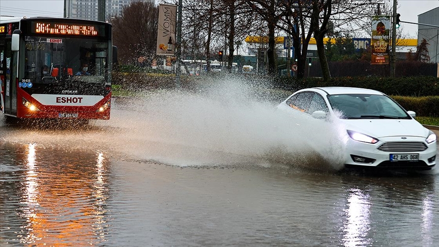 Izmir De Saganak Ve Dolu Etkili Oluyor