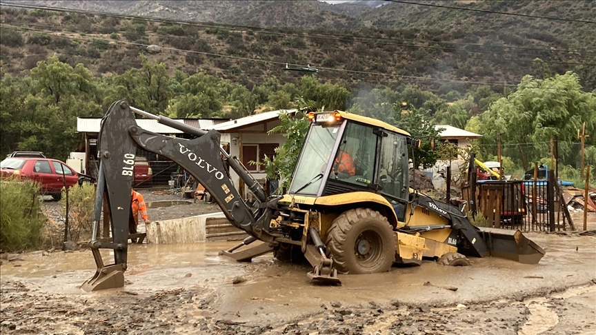 Fuertes aluviones obligan a evacuar a habitantes de San José de Maipo en Chile