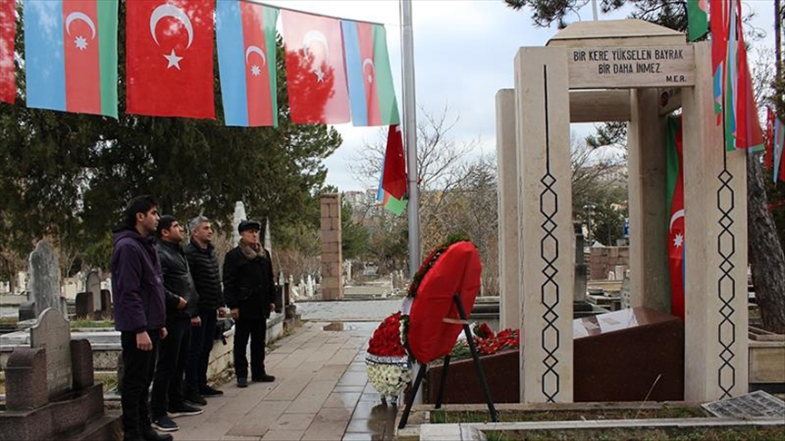 Azerbaijanis pay respects to founder on 137th birthday