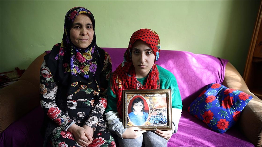 Annesinin sırtında taşıyarak okuttuğu engelli Merve eğitimine devam etmek istiyor