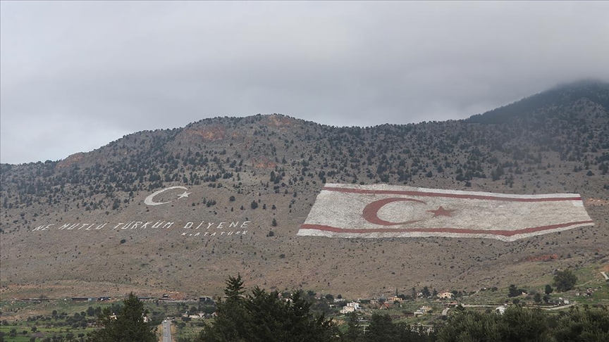 Συνεχίζεται η ζωγραφική της γιγαντιαίας σημαίας της ΤΔΒΚ στα Όρη Beşparmak