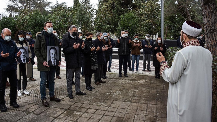 abdi ipekci olumunun 42 yilinda mezari