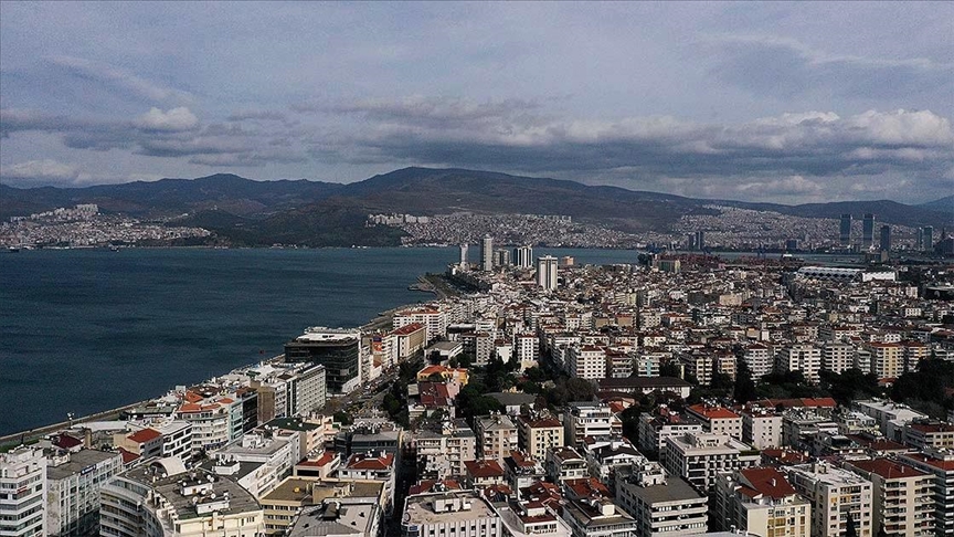 İzmir'de art arda depremler