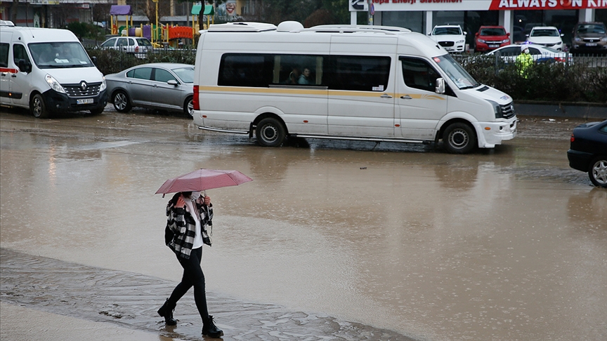 İzmir'de kuvvetli yağış nedeniyle kamu çalışanları bugün idari izinli sayılacak