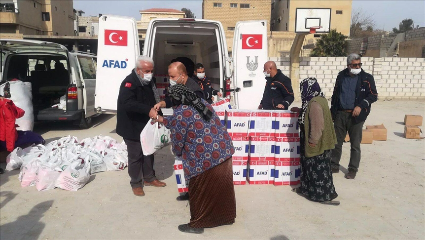 تركيا توزع مساعدات غذائية على قرى "نبع السلام" في سوريا