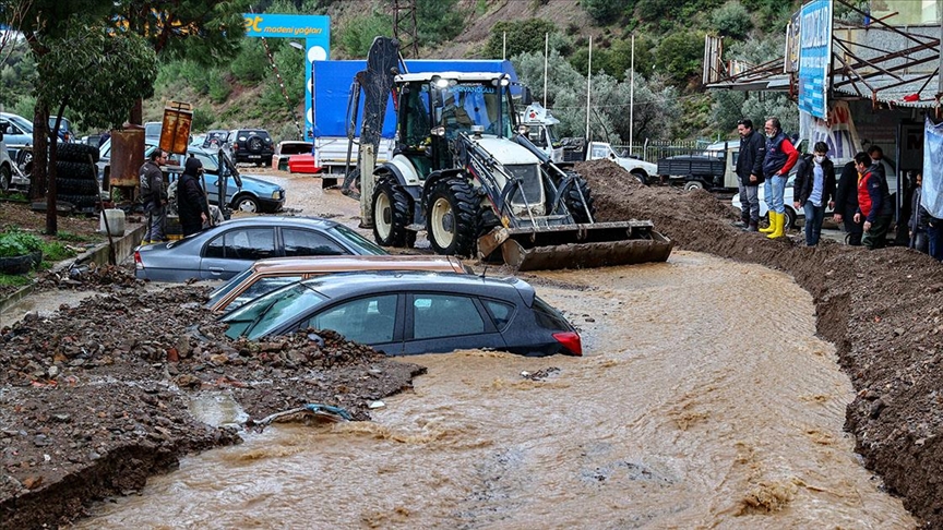 İzmir'deki sağanak nedeniyle bazı araçlar toprak altında kaldı 