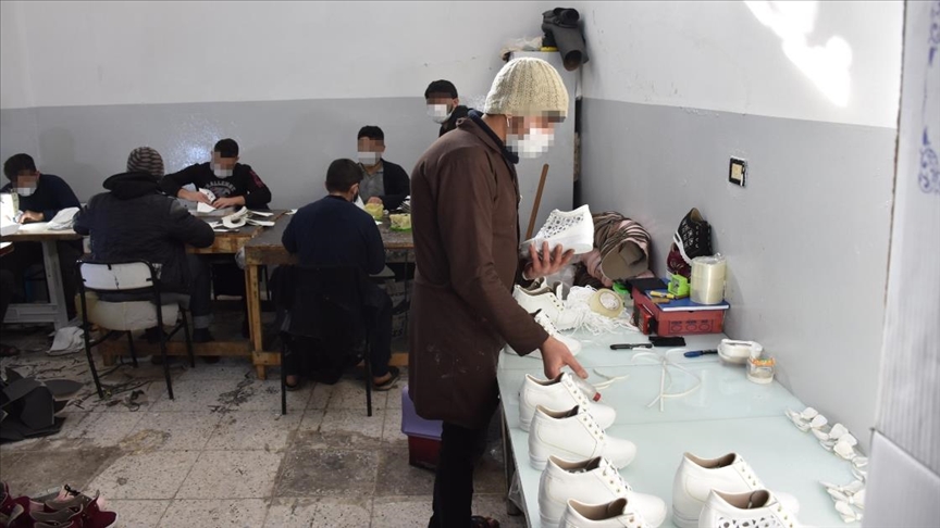 Suriye'nin kuzeyindeki Çobanbey'de tutuklular için terzilik ve ayakkabıcılık atölyesi kuruldu