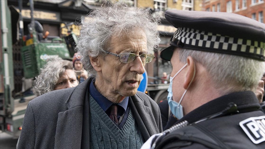 İngiltere'de Kovid-19 aşı programını Nazi kamplarına benzeten İşçi Partisi eski lideri Corbyn'in kardeşi tutuklandı
