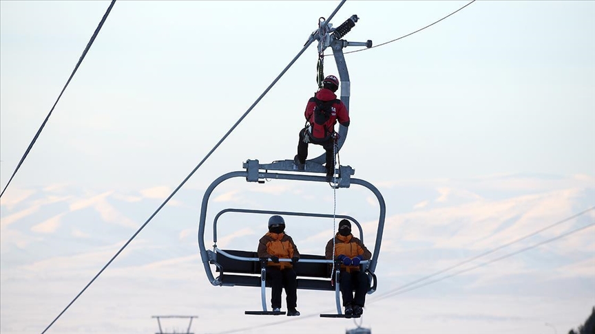 JÖAK ve JAK timleri Palandöken'deki turistlerin güvenliği için 'daima göreve hazır'