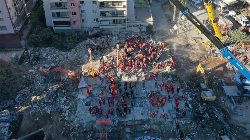 İzmir'de depremde yıkılan Rıza Bey Apartmanı'nda yakınlarını kaybedenler, alanın park yapılmasını istedi 