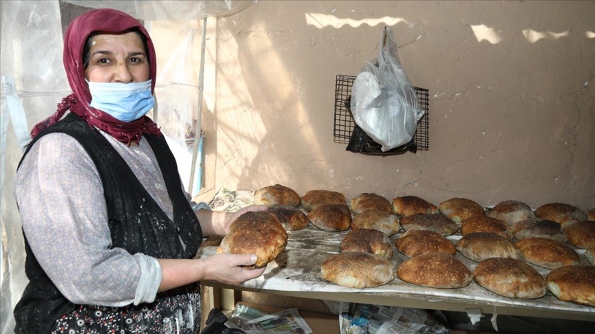 Cami inşasına destek için başladığı ekmek yapımı gelir kapısı oldu