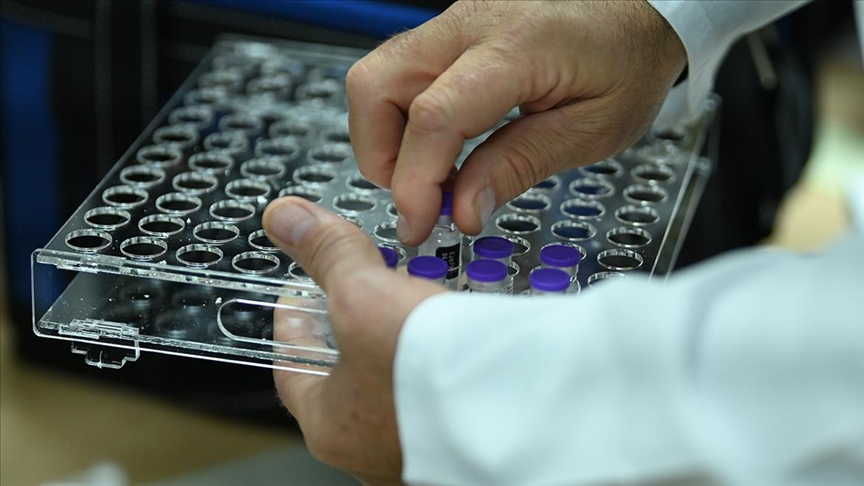 España prohíbe aplicar la vacuna de AstraZeneca a mayores de 55 años