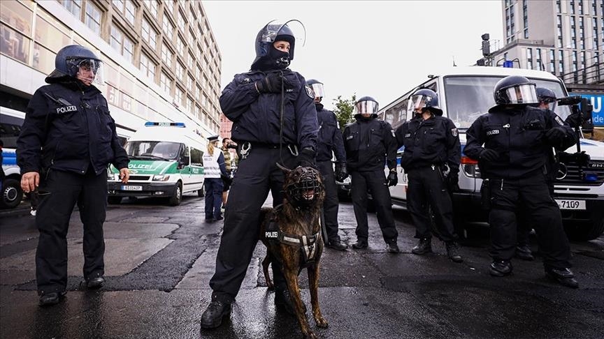 German police beat up Turkish father, daughter